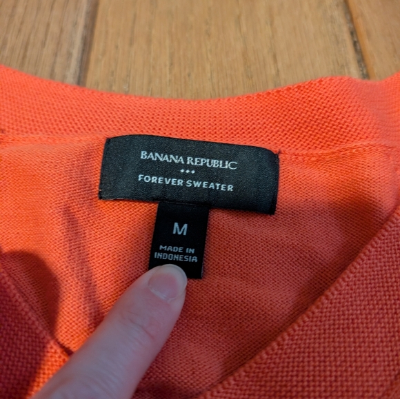 Women's Banana Republic Salmon Pink Long Sleeve Vneck Forever Sweater Size M - Picture 2 of 4